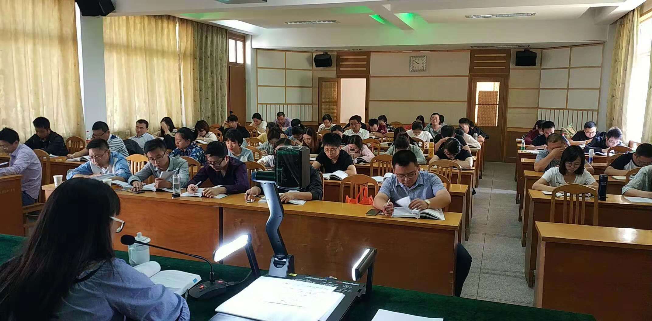 党校授课2.jpg